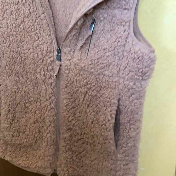 Ladies dusty pink soft hooded Sherpa vest. New never worn - Picture 6 of 7